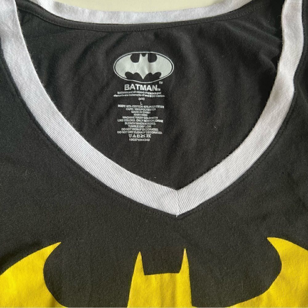DC Comics Batman T-Shirt Detachable Cape Sz Large Jrs - Picture 6 of 6